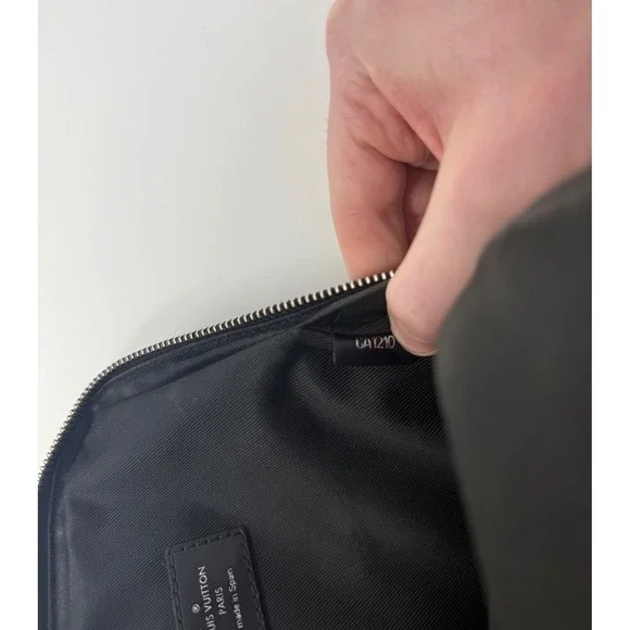 Louis Vuitton Avenue Sling Bag Damier Black Leather - Picture 11 of 11